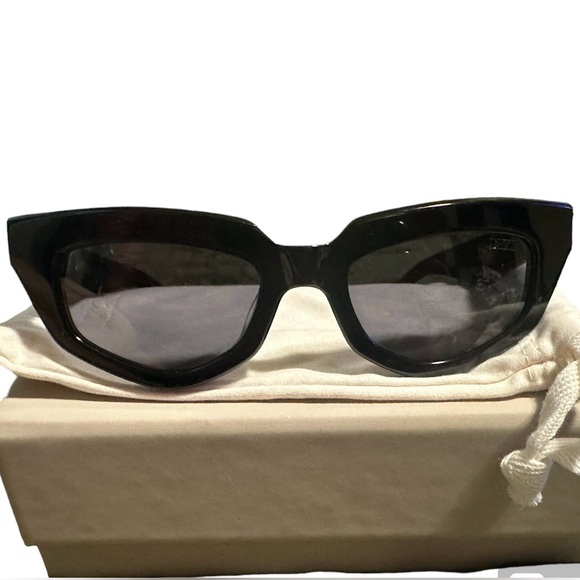 Dezi sunglasses in style on read main image 4